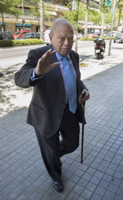 L'expresident de la Generalitat, Jordi Pujol, arribant a casa seva aquesta tarda.