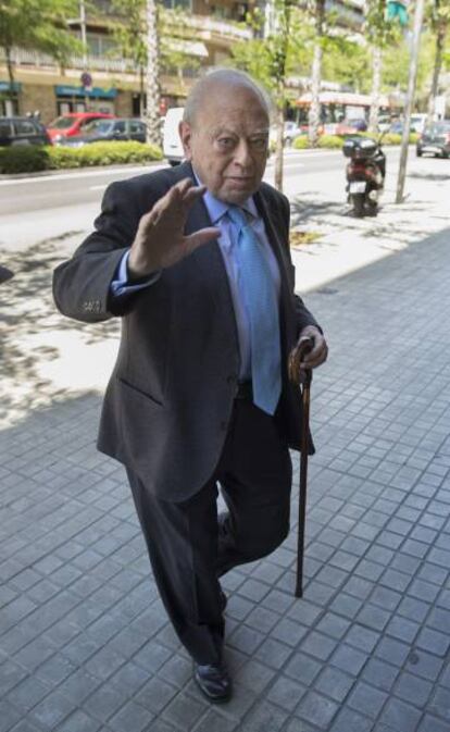 L&#039;expresident de la Generalitat, Jordi Pujol, arribant a casa seva aquesta tarda.