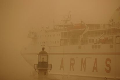 Un ferri atracado este domingo en el puerto de Santa Cruz de Tenerife donde se registra una densa calima procedente de África. La meteorología ha afectado además a parte de la programación del carnaval, que se ha suspendido este domingo en Gran Canaria y en Santa Cruz de Tenerife, y a la actividad escolar.