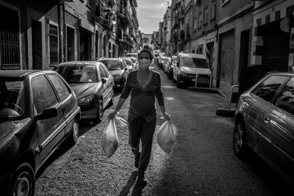 "Bajar a la calle a tirar la basura, un acontecimiento semanal que me permite dar más de 20 pasos seguidos en línea recta y que el aire roce todo mi cuerpo".