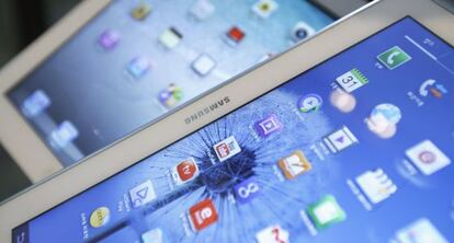 Um Galaxy Tab da Samsung e um iPad da Apple.