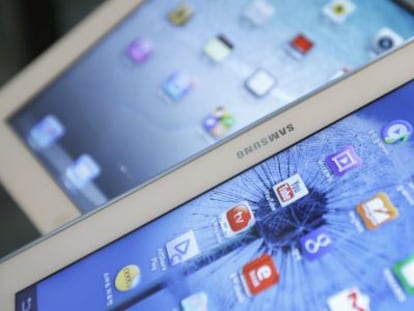 Um Galaxy Tab da Samsung e um iPad da Apple.