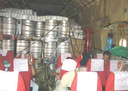 Interior de un avión Ilyhusin utilizado para el transporte de personal y material en mayo de 2003.