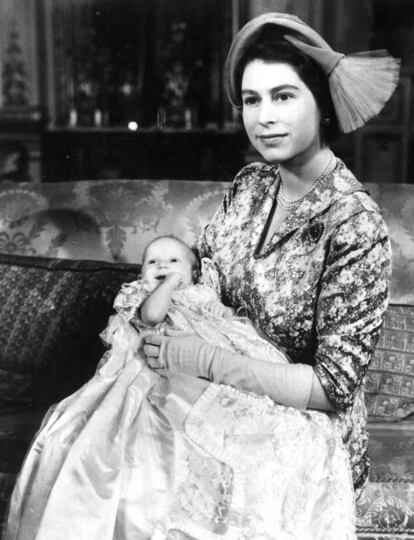 La princesa Isabel posa con la princesa Ana, el 21 de octubre de 1950.