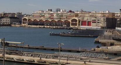 Panorámica de la dársena del puerto de Valencia.