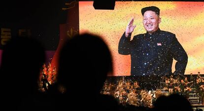 A imagem projetada de líder Kim Jong-un durante um espetáculo musical na Coreia do Norte.