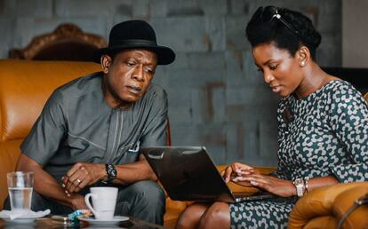 A atriz e diretora Genevieve Nnaji ao lado de Nkem Owoh, seu tio no filme.