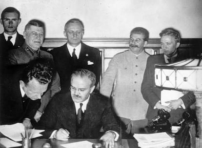 Firma de un tratado de no agresión entre Alemania y Rusia pocos días antes del inicio de la II Guerra Mundial.