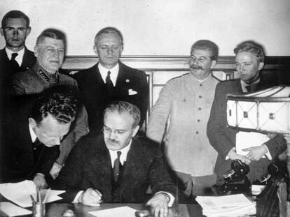 Firma de un tratado de no agresión entre Alemania y Rusia pocos días antes del inicio de la II Guerra Mundial.