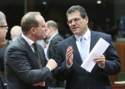 El ministro de Asuntos Exteriores danés, Martin Lidegaard (i), conversa con el vicepresidente de la Comisión Europea (CE), Maros Sefcovic, durante Consejo de Ministros de Exteriores de la Unión Europea, en Bruselas (Bélgica) hoy.