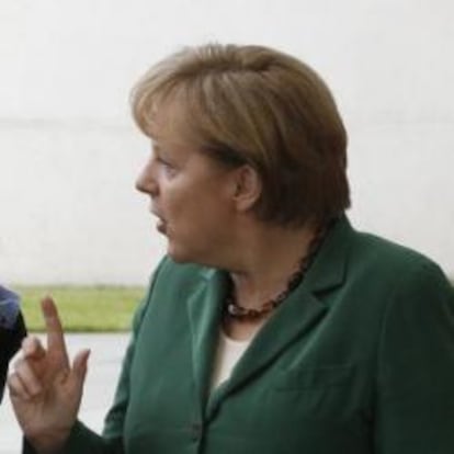 Merkel y Sarkozy poco antes de su encuentro de anoche.