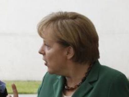 Merkel y Sarkozy poco antes de su encuentro de anoche.