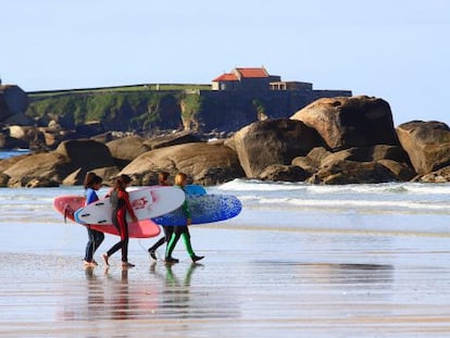 Surfistas en la playa de A Lanzada 
