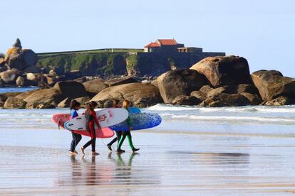 Surfistas en la playa de A Lanzada