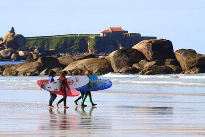 Surfistas en la playa de A Lanzada 