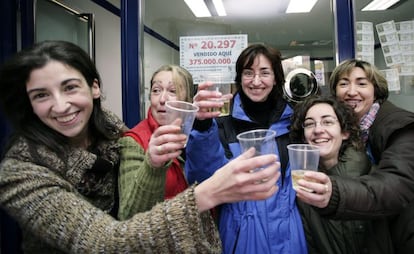 Ganadoras del primer premio de la Lotería de Navidad en 2006 brindan con champán en la administración de Soria que había vendido el número.