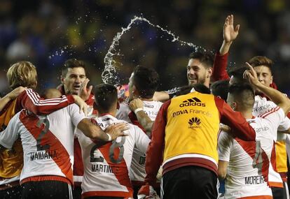 Los jugadores de River Plate celebran el triunfo ante Boca Juniors en la Bombonera.