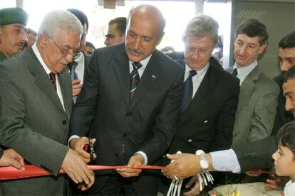 A las 13.00 horas de hoy el presidente palestino Mahmud Abbas cortaba una simbólica cinta roja en el puesto de control de Rafah, entre Egipto y Gaza. Más allá del gesto, el momento marcaba un punto de inflexión en la historia de Oriente Próximo: los palestinos tomaban el control de la única frontera internacional de la franja de Gaza.