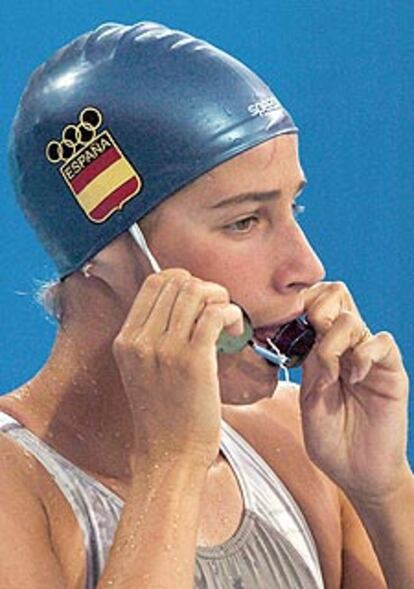 Erika Villaécija humedece sus gafas momentos antes de participar en la final de los 800 metros libres.