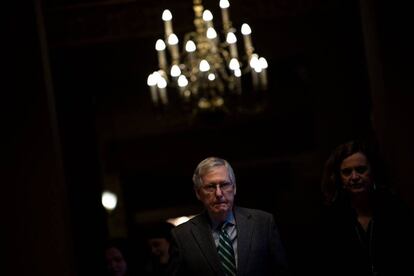 El líder de la mayoría en el Senado, el senador Mitch McConnell, antes de la apertura formal del juicio en el Senado contra el presidente de los Estados Unidos, Donald Trump.