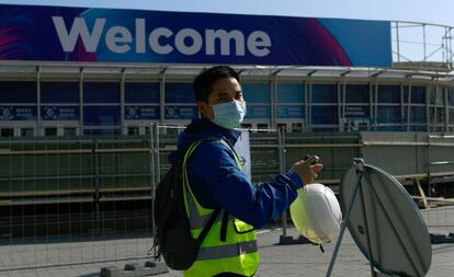 Un trabajador en las inmediaciones del MWC de Barcelona.