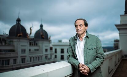 El periodista Isaías Lafuente en el edificio de la Cadena SER.