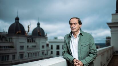 El periodista Isaías Lafuente en el edificio de la Cadena SER.