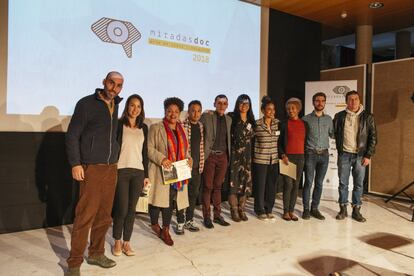 Y ganaron. 'Percussions' se alza con el premio de desarrollo de Afro Latam Lab y sus autoras contarán con un año entero de asesoramiento. David Baute (a la izquierda), codirector del festival y miembro del jurado, cree que esta cinta seguramente tendrá mucha salida porque la música siempre gusta. "Si trabajan bien el desarrollo y el guion, tendrá buena acogida en el mercado". En la imagen, Sara y Fama posan con el resto de participantes en el taller, con la profesora y miembros del jurado.