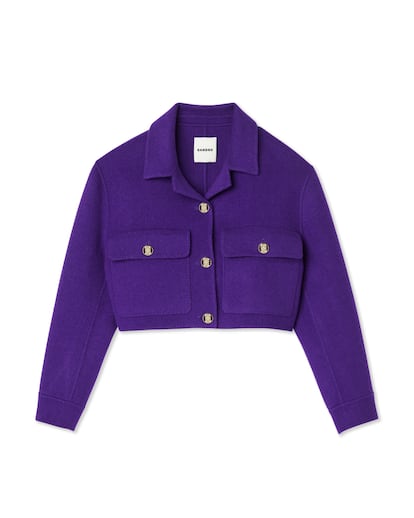 Sandro. El traje de falda y micro chaqueta tan recurrente esta temporada también se tiñe de violeta. Esta torera de lana con doble cara y botones joya es un buen comienzo para seguir la tendencia.