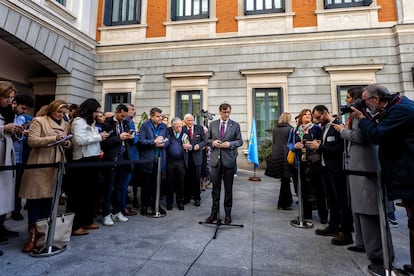 El presidente de la Generalitat de Catalunya, Salvador Illa, interviene en el patio del Congreso.