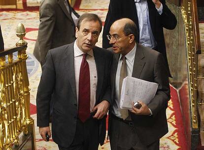 José Antonio Alonso y Jesús Cuadrado, portavoz de Defensa del PSOE, en el Congreso.