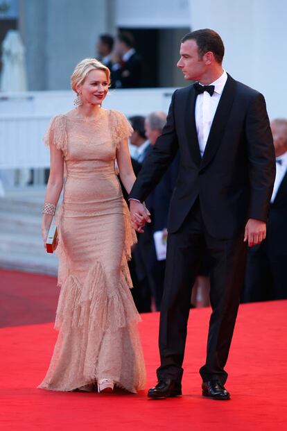 Naomi Watts, con un vestido de Marchesa, pasó por este estreno con su marido Liev Schreiber, que lucía un esmoquin de Ermenegildo Zegna. Liev es también uno de los protagonistas de The Reluctant Fundamentalist.