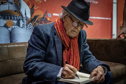 El poeta Adonis firma autógrafos en la FIL de Guadalajara.
