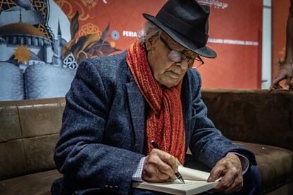 El poeta Adonis firma autógrafos en la FIL de Guadalajara.