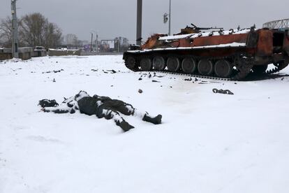 Un cuerpo en las afueras de Jarkov el sábado 26 de febrero.