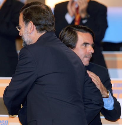 José María Aznar abraza a Mariano Rajoy durante la jornada inaugural del XV Congreso Nacional del Partido Popular en el recinto ferial de Ifema en Madrid. En este Congreso, Aznar cedió la presidencia del partido a Rajoy.