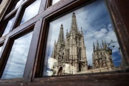 La catedral de Burgos reflejada en una ventana.