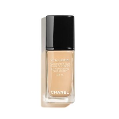 Vitalumière, de Chanel: una base fluida y satinada para preparar la piel antes del corrector.