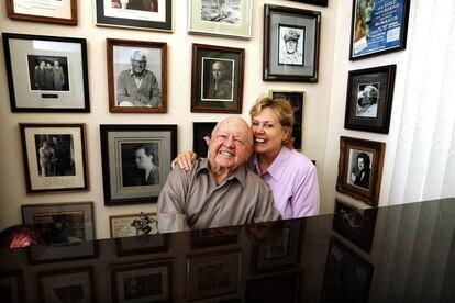 El actor con su esposa Jane en su casa de Westlake, California en una foto de archivo de 2007.