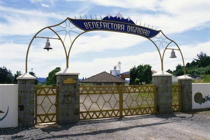 Puerta de ingreso a la Colonia Dignidad, al sur de Santiago de Chile, en una fotografía de archivo.