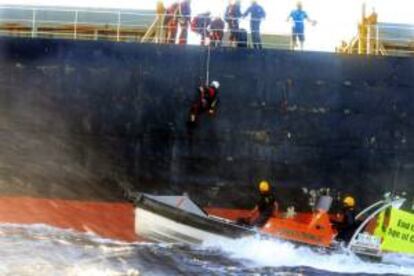 Fotografía facilitada por la organización ecologista Greenpeace cuyos activistas abordaron hoy un barco que transportaba un cargamento de carbón frente a las costas nororientales de Australia exigiendo que se ponga fin a las exportaciones de ese mineral contaminante.