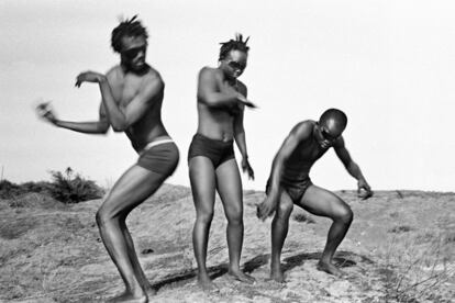 Fotografía de la exposición 'Dakar. Cuerpo a cuerpo', de la serie 'Bailando la esperanza'. En la imagen, Hardo Ka, Gnagna Gueye y Alioune Diagne.