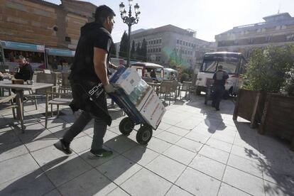 Varios trabajadores transportan mercancía en Madrid.