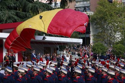 An elite parachuter touches down on Paseo de Castellana on Thursday morning.