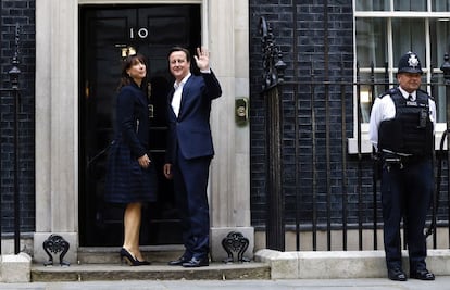 El primer ministro británico, David Cameron y su mujer, Samantha, a su llegada al número 10 de Downing Street en Londres (Reino Unido). El líder conservador y primer ministro británico, David Cameron, destacó hoy que los "tories" han tenido una "noche buena y positiva" al renovar su escaño por la circunscripción inglesa de Witney. Cameron revalidó su puesto de diputado por ese territorio del condado de Oxford, tradicionalmente conservador, con 35.201 votos, muy por delante de su rival laborista, Duncan Enright, que obtuvo 10.046 votos.