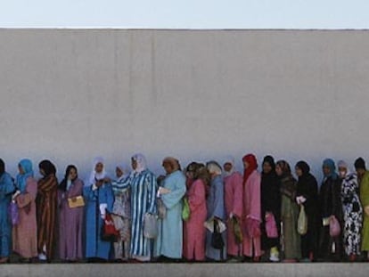 Decenas de mujeres hacen cola en la localidad marroquí de Agadir para intentar ser contratadas como temporeras de la fresa en Huelva, el pasado noviembre.