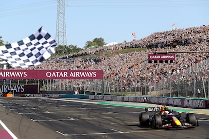 Max Verstappen cruza en solitario la meta del GP de Hungría. 