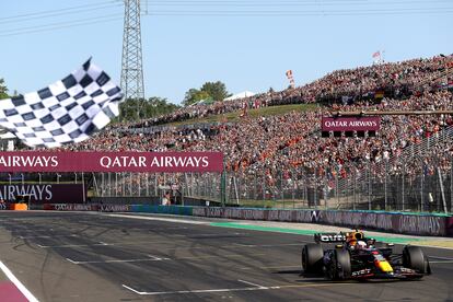 Max Verstappen cruza en solitario la meta del GP de Hungría.
