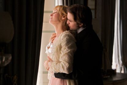 Uma Thurman y Robert Pattinson, en un fotograma de la película <i>Bel Ami</i> (2011), basada en la obra de Guy de Maupassant y dirigida por Declan Donnellan y Nick Ormerod, y cuyo estreno está previsto en otoño.