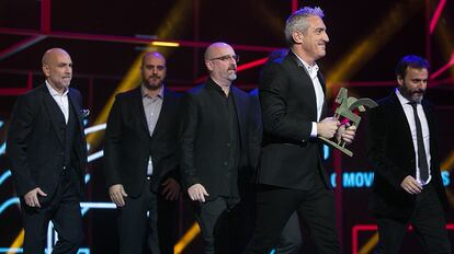 El periodista Jon Sistiaga recibe el premio al "Mejor Programa de Actualidad o Cobertura Especial" de televisión, durante la ceremonia de entrega de los Premios Ondas.